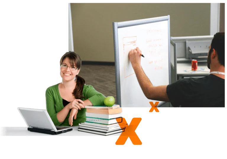 Docente capacitando a mujer estudiante.